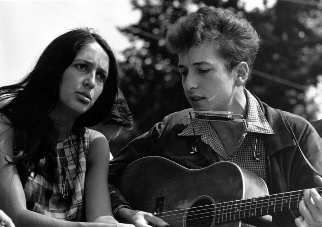 Bob Dylan e Joan Baez.
Av Rowland Scherman - U.S. National Archives and Records Administration.
Lisens: Falt i det fri (Public domain)